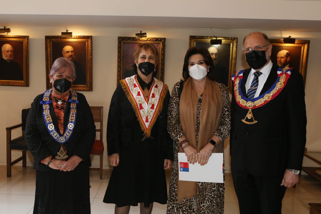 Ministra Ana Lya Uriarte con los Grandes Maestros