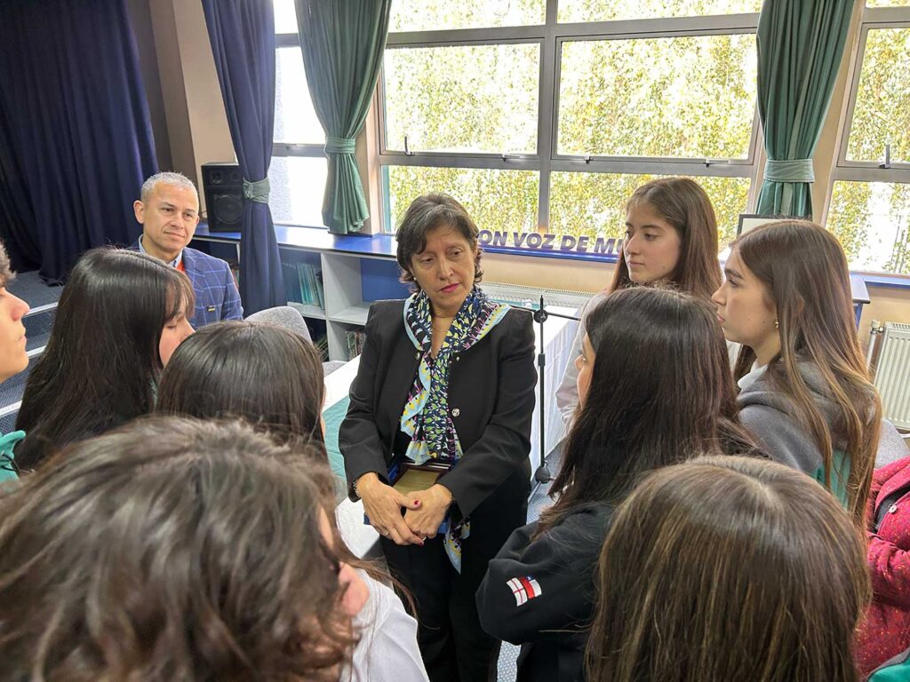 Gran Maestra de la Gran Logia Femenina de Chile dialogó con estudiantes del Osorno College gran maestra de la gran logia femenina gran maestra de la gran logia femenina