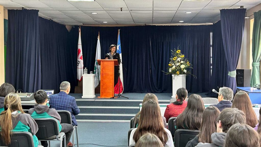 Gran Maestra de la Gran Logia Femenina de Chile dialogó con estudiantes del Osorno College gran maestra de la gran logia femenina gran maestra de la gran logia femenina