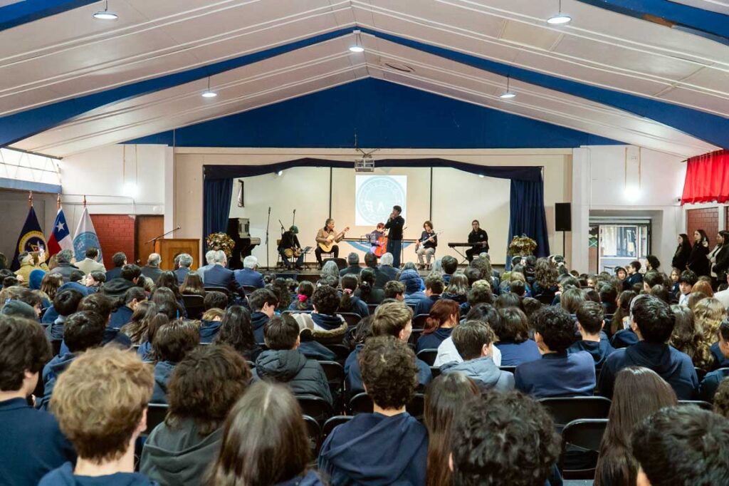 Gran Maestra y Gran Maestro en Aniversario 33 del Colegio La Fontaine