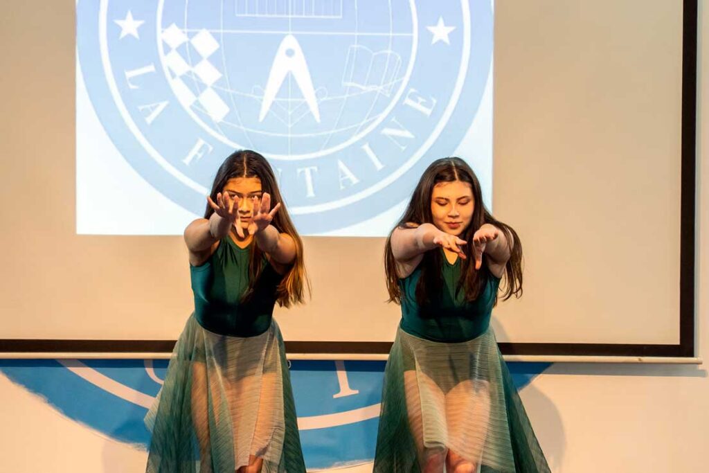 Gran Maestra y Gran Maestro en Aniversario 33 del Colegio La Fontaine
