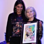 QH Evelun Gómez Castro de la RL Velo de Isis de Punta Arenas, entrega el cuadro con la pintura realizada para los programas de la Reunión Blanza de Aniversario. 36° Aniversario